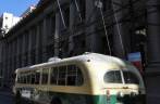 Os antigos trólebus ainda andam nas ruas de Valparaiso, no Chile